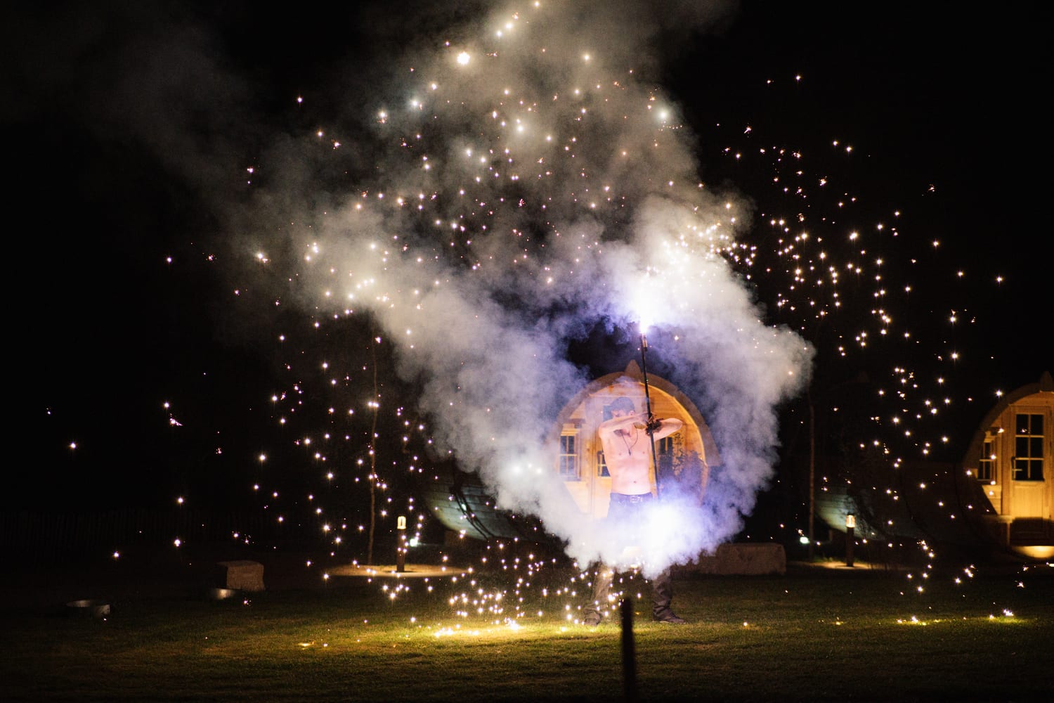 Sommerfest-Feuershow – Funken-Fontäne vor Event-Location bei Nacht