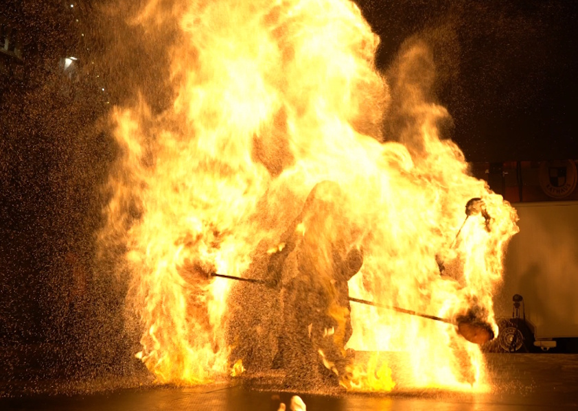 Funkenregen – goldener Funkenregen bei einer Feuershow