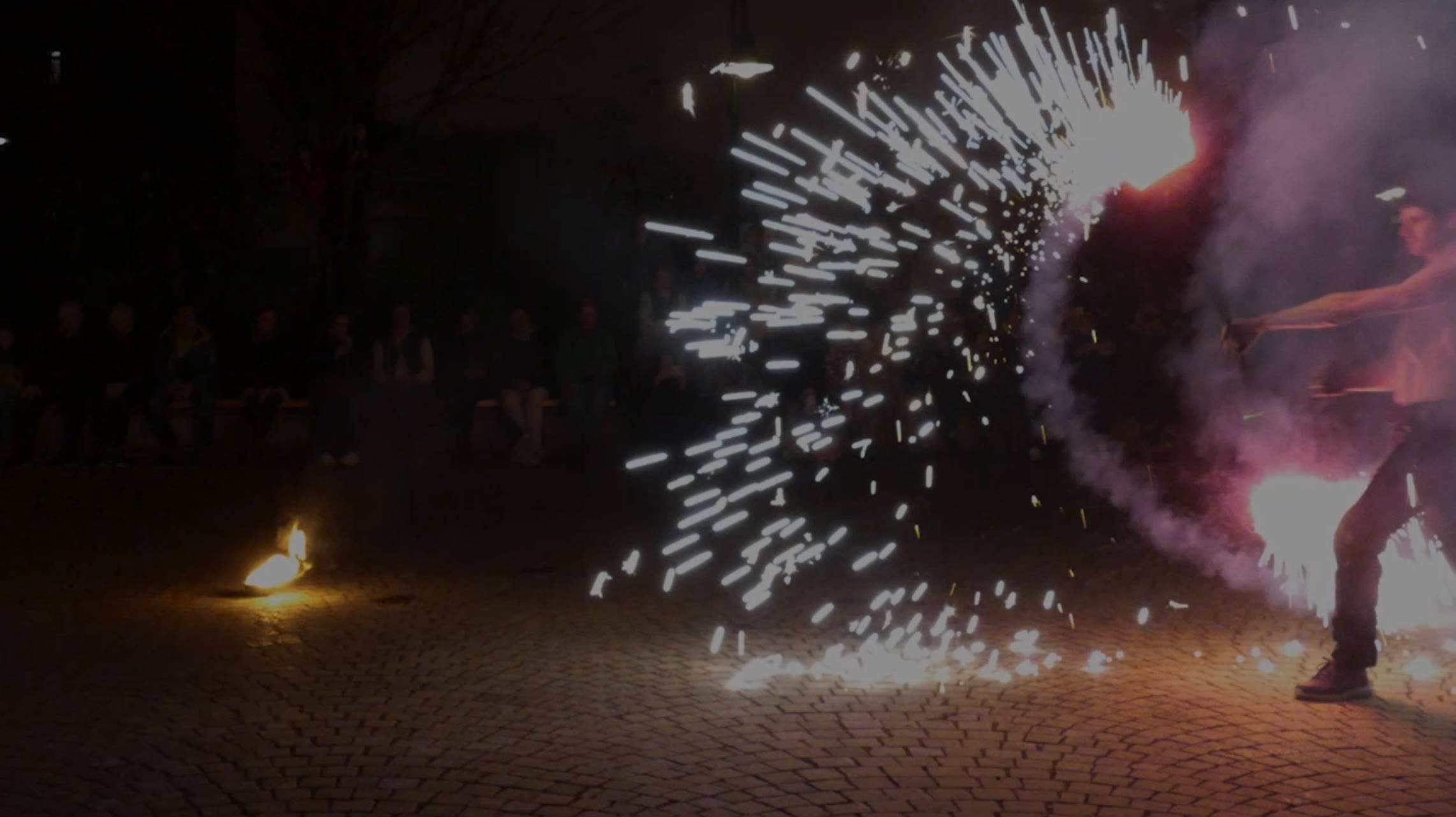Pyrotechnisches Finale – dramatische Pyroeffekte bei einer Feuershow