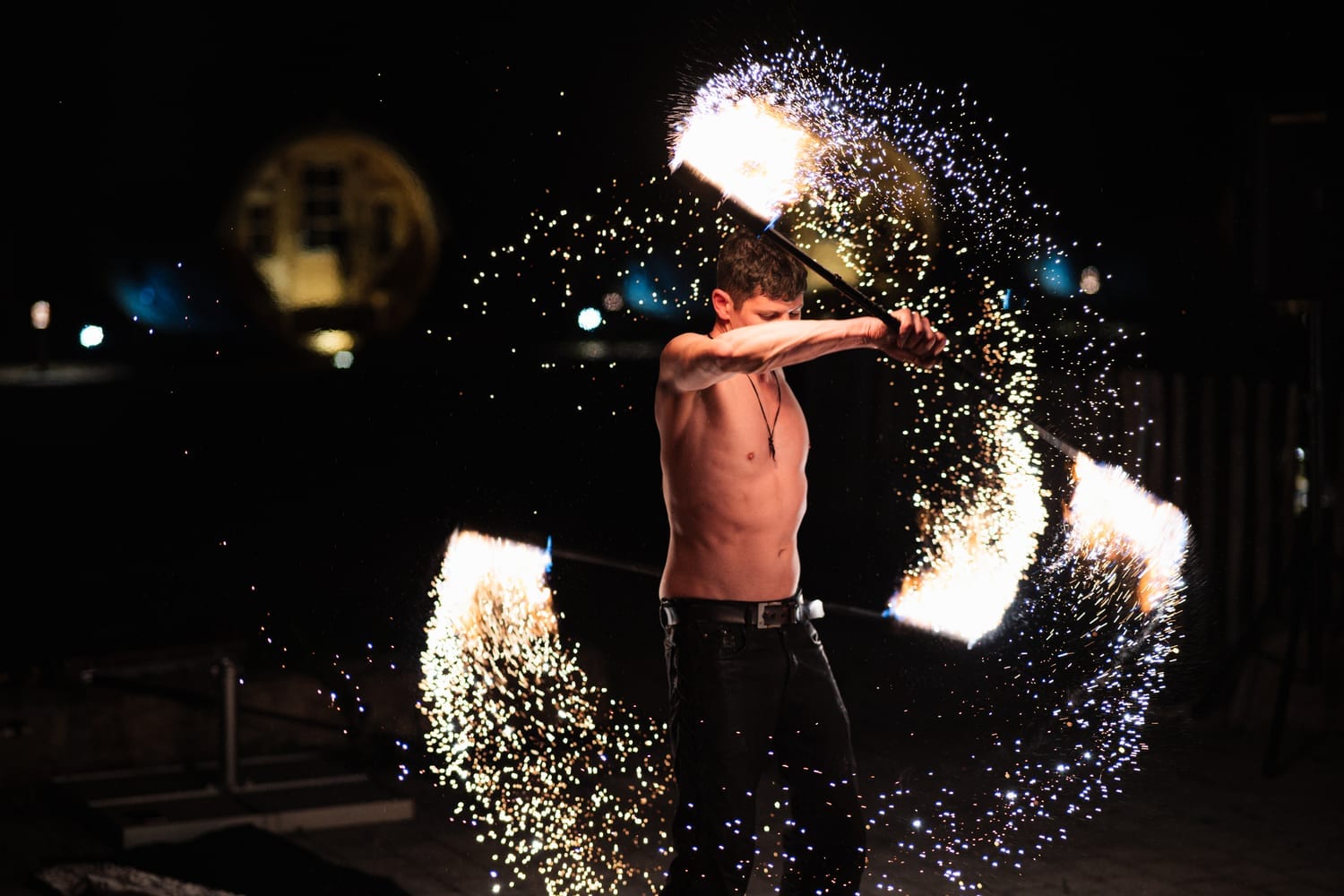 Feuerkünstler in Bewegung mit Funkenkreis
