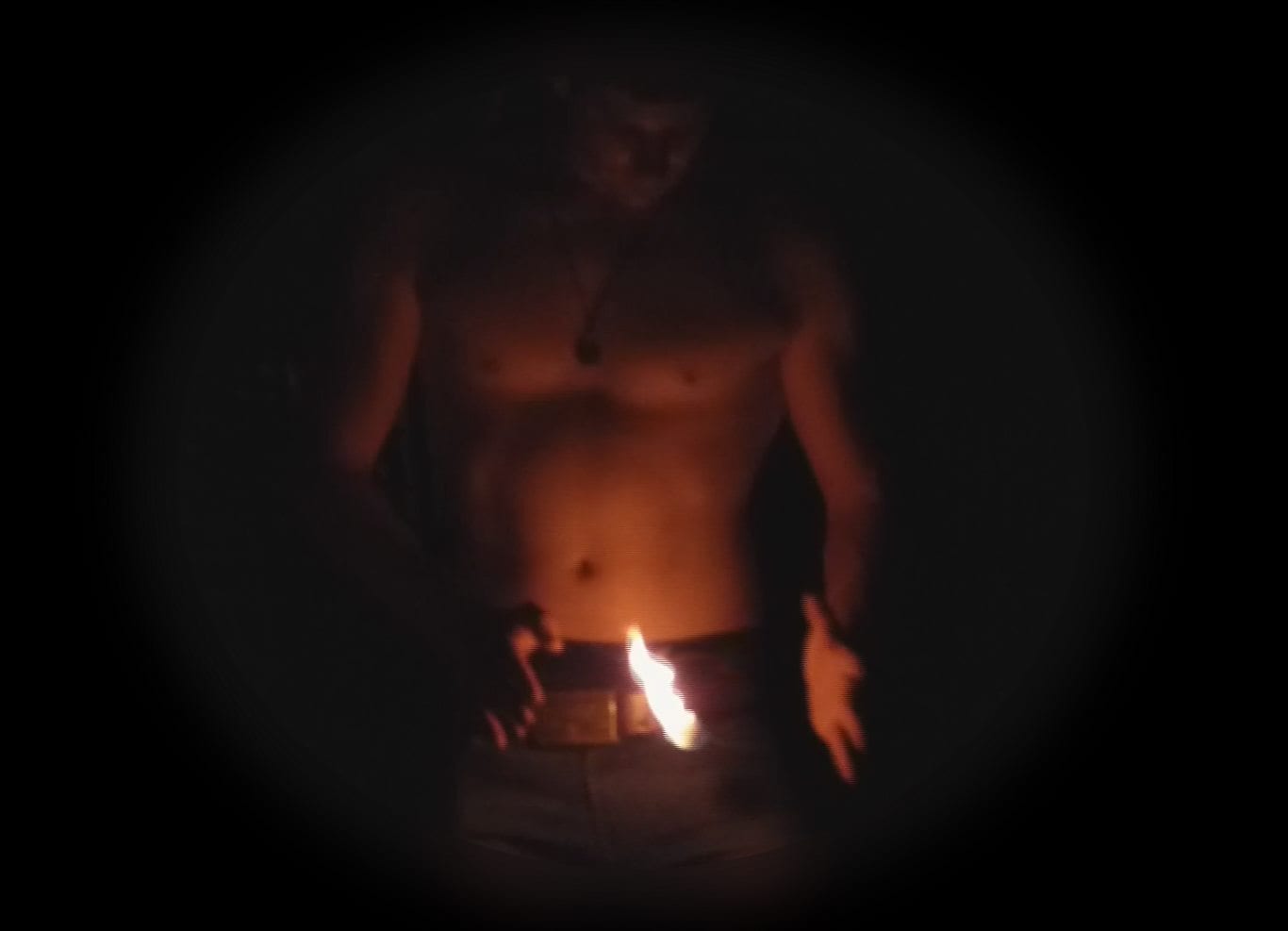 Schwebender Feuerball bei einer Feuershow