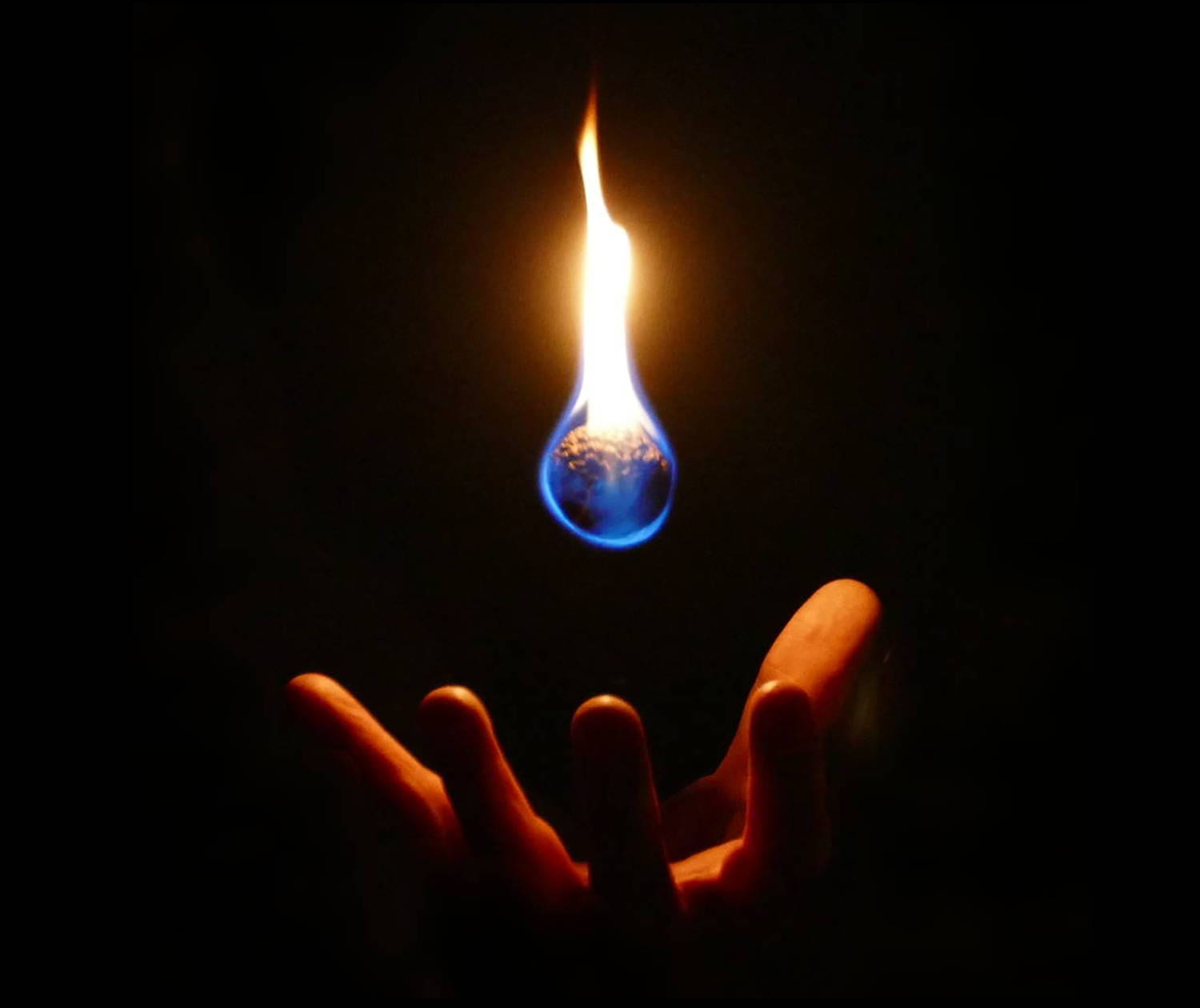 Feuerball vor staunendem Publikum