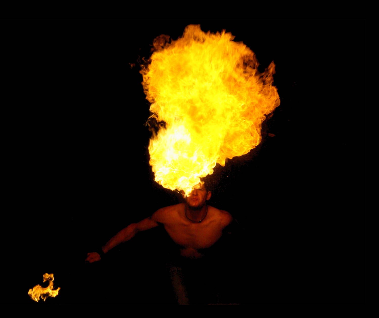 Feuerspucken bei einer Eventshow