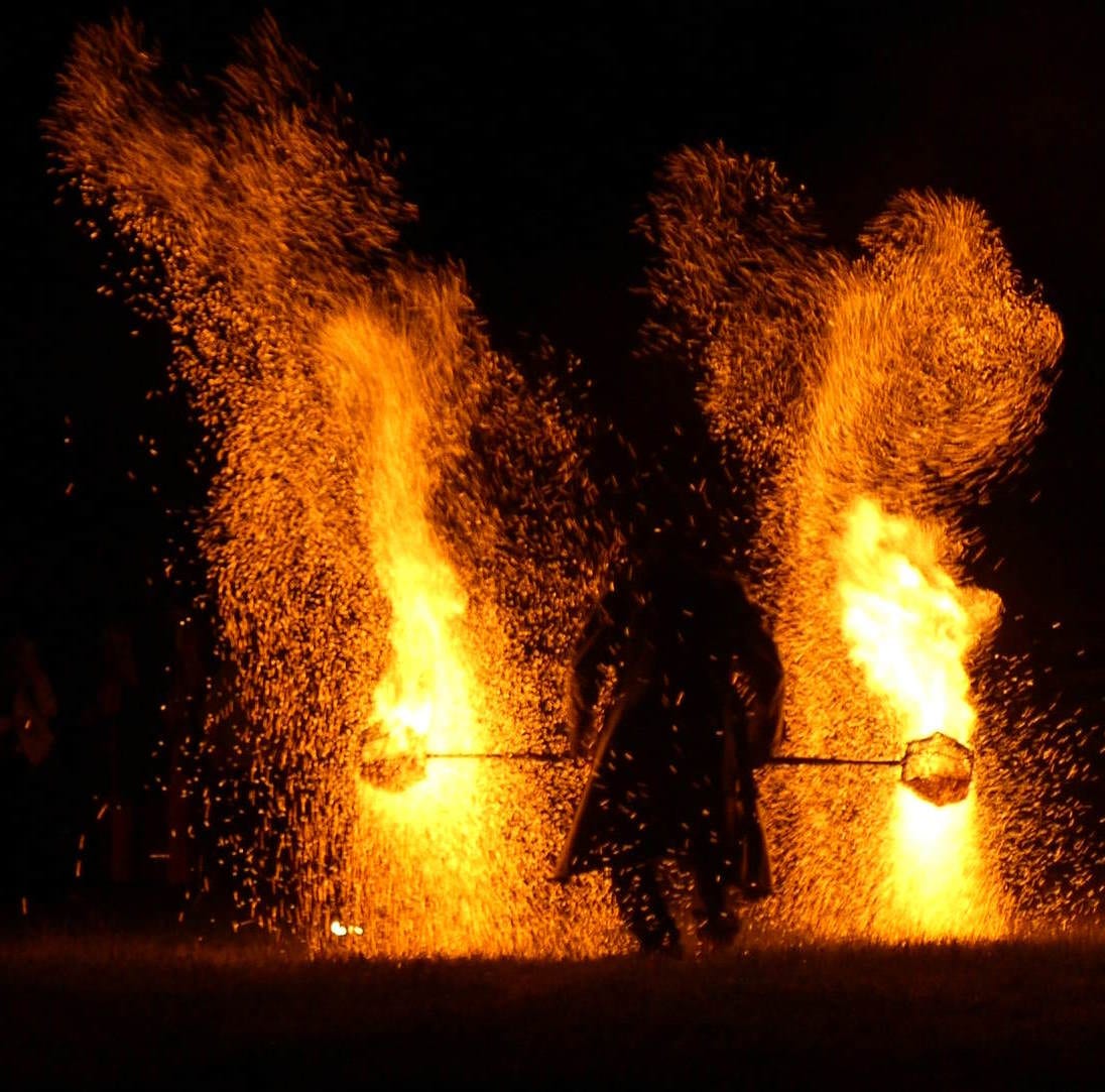 Funkenfontänen-Finale einer Feuershow mit Künstler-Silhouette