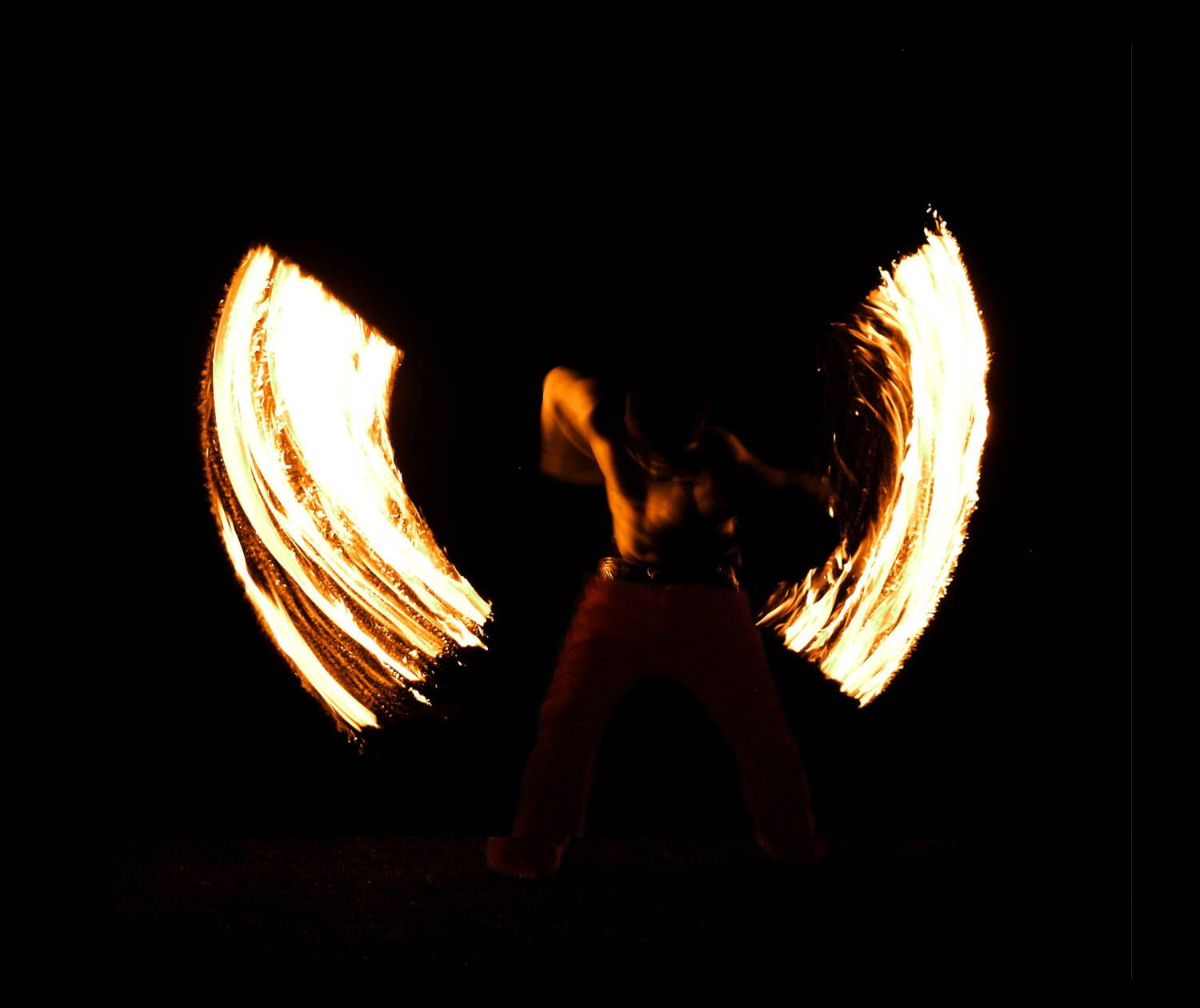 Feuerstab-Choreografie bei Nacht