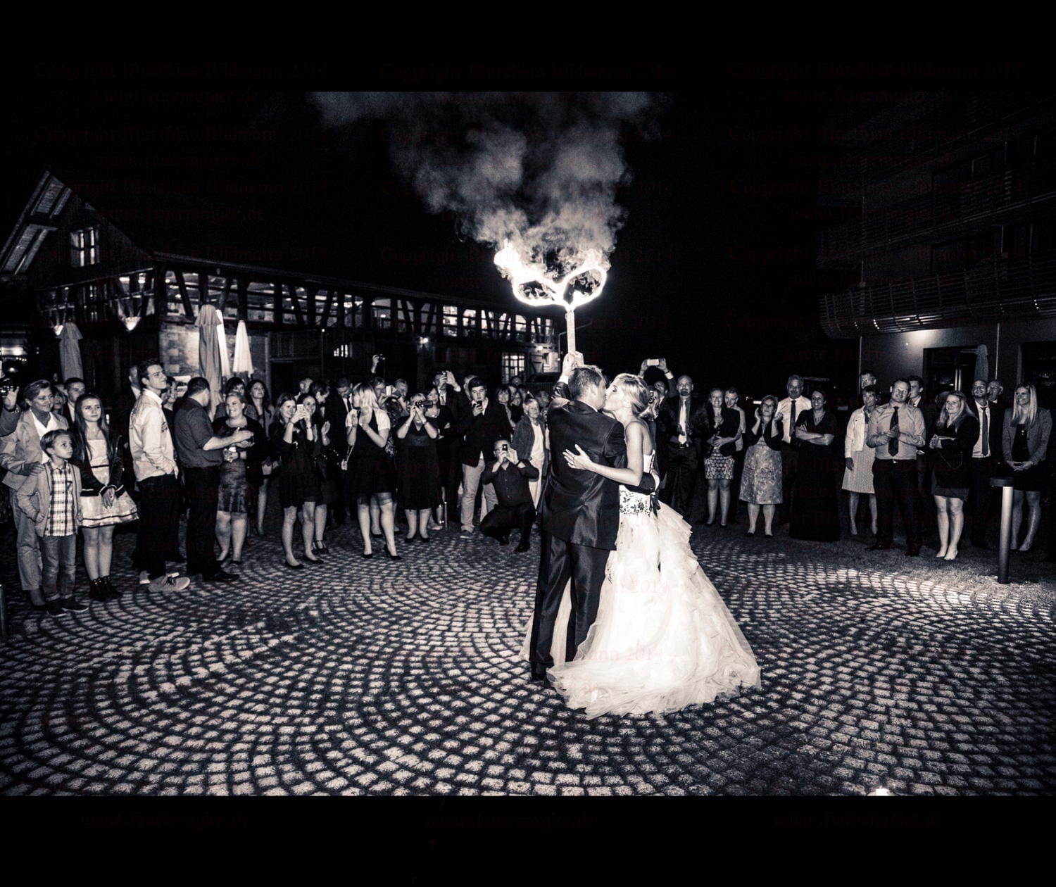 Flammendes Herz bei einer Hochzeitsfeuershow