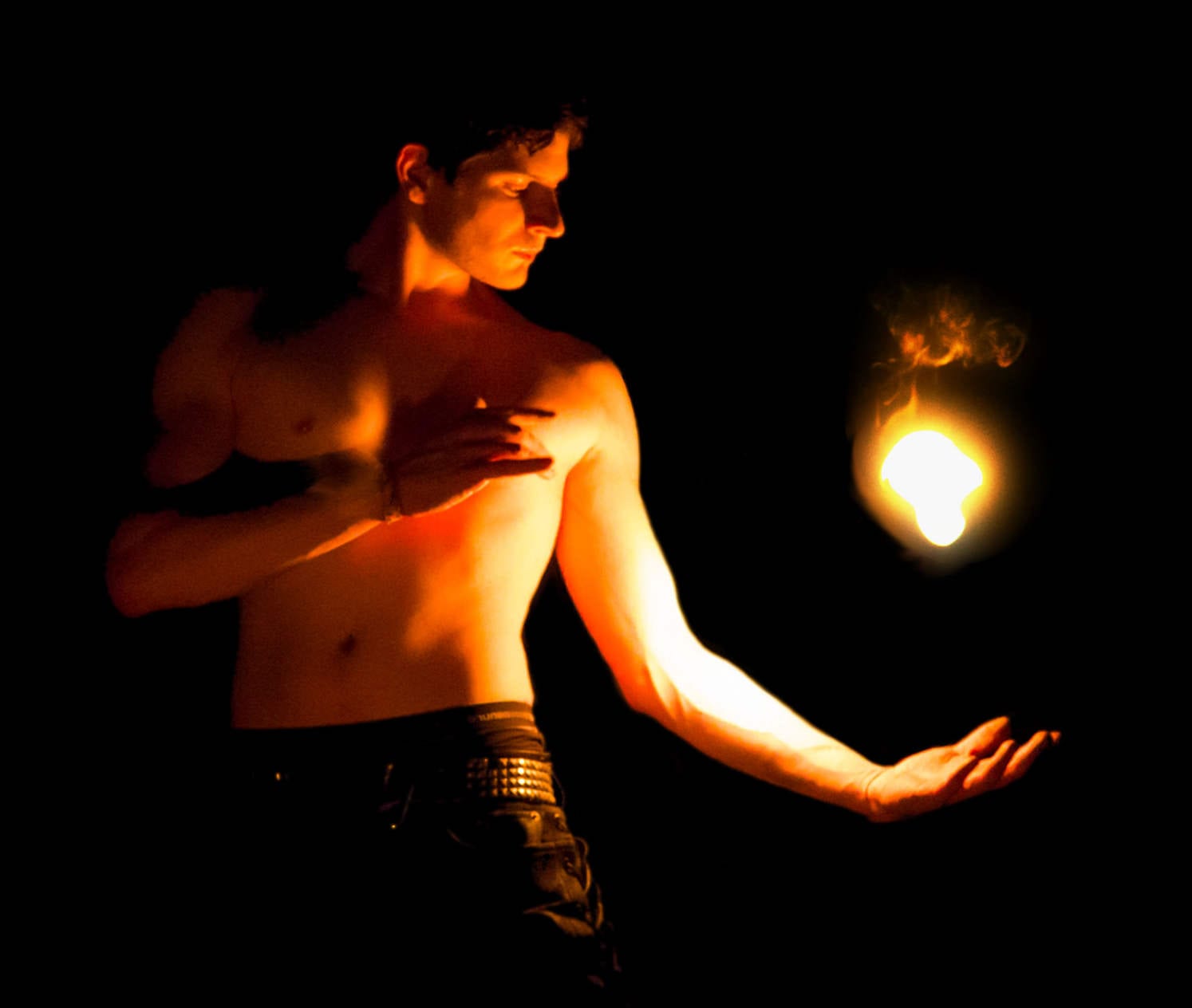 Zauberhafte Feuershow im Dunkeln