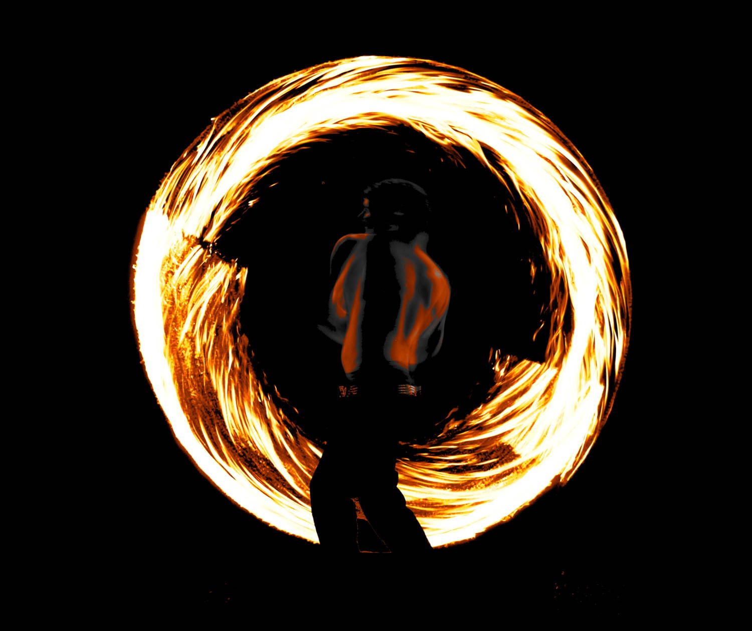Flammenwand bei einer professionellen Feuershow