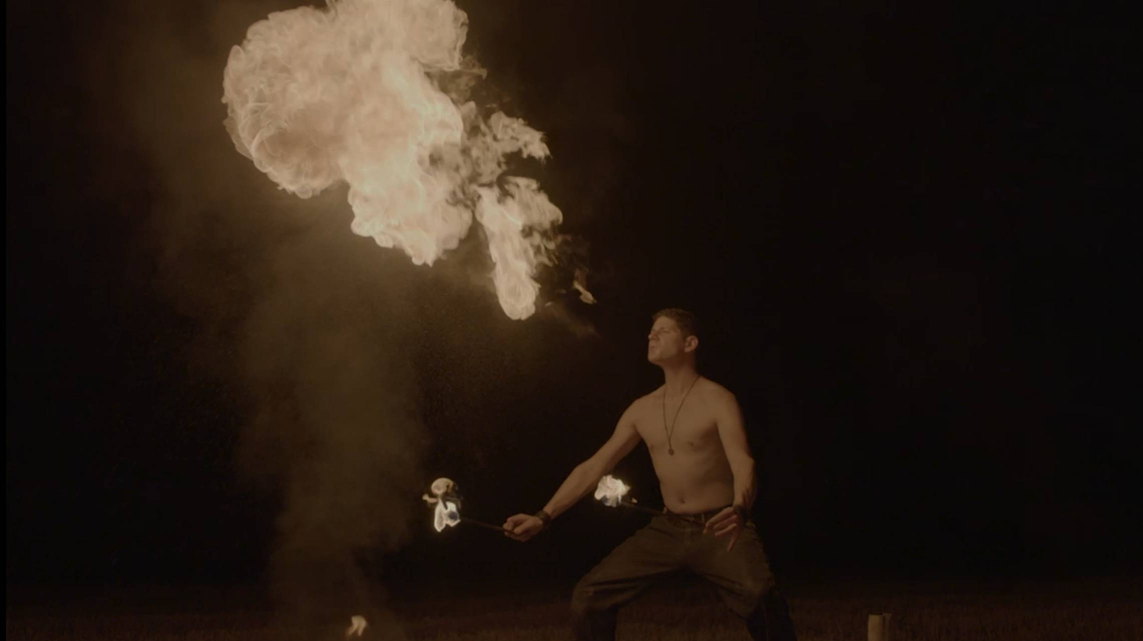 Feuerspucken – meterhoher Feuerstoß bei einer professionellen Feuershow